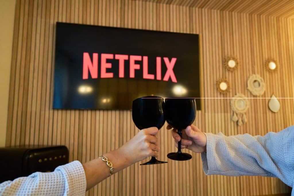 Soirée détente avec Netflix et verres de vin au cottage scandinave