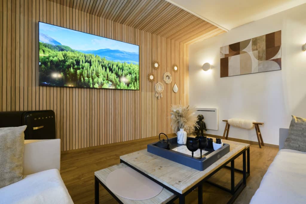 Salon du cottage scandinave avec télévision et canapé moderne