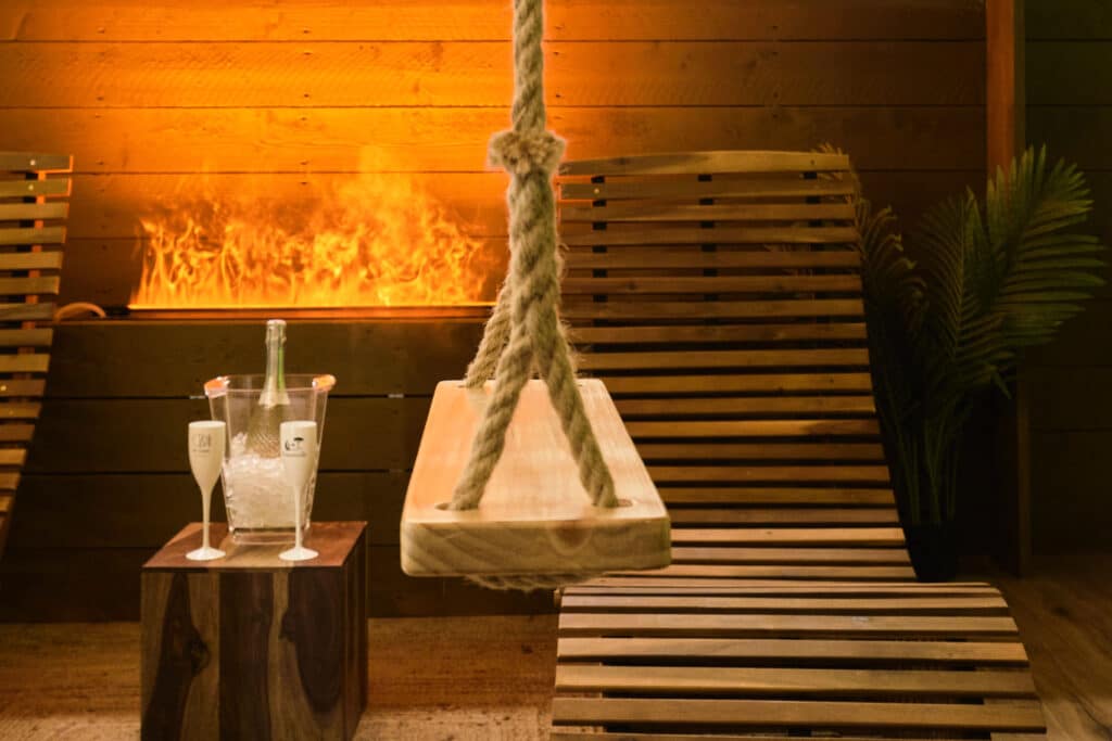 Lit suspendu du cottage scandinave avec verres de boissons