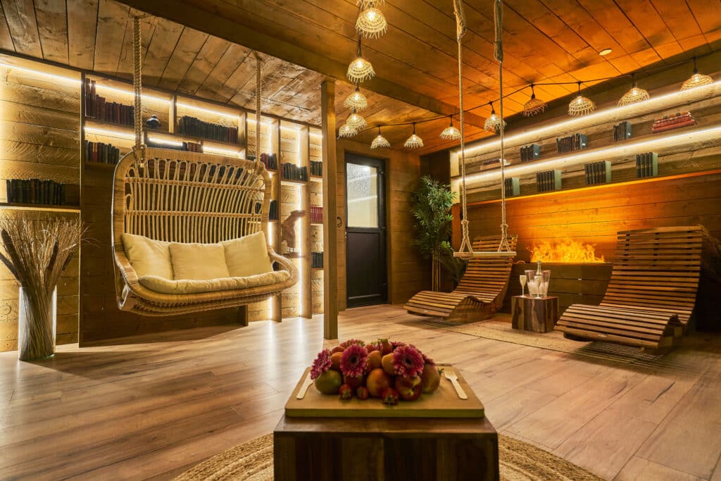 Salon du cottage scandinave avec balançoire intérieure et décoration moderne en bois