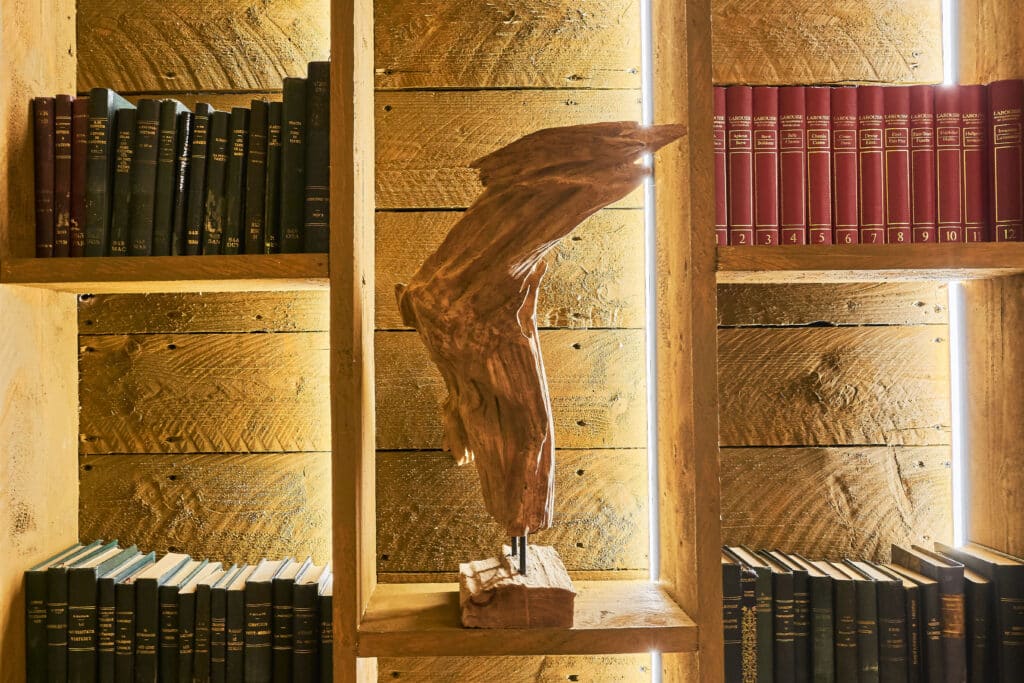 Bibliothèque en bois avec sculptures décoratives au cottage scandinave
