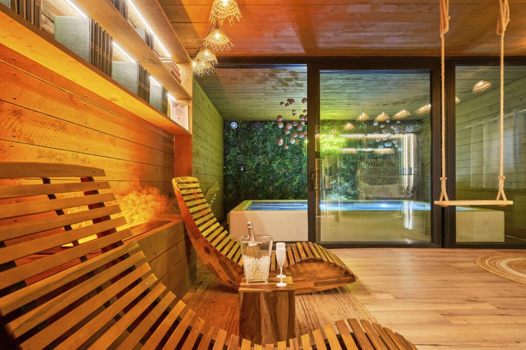 Vue d’ensemble de l’espace détente du cottage scandinave avec transats et mur végétal