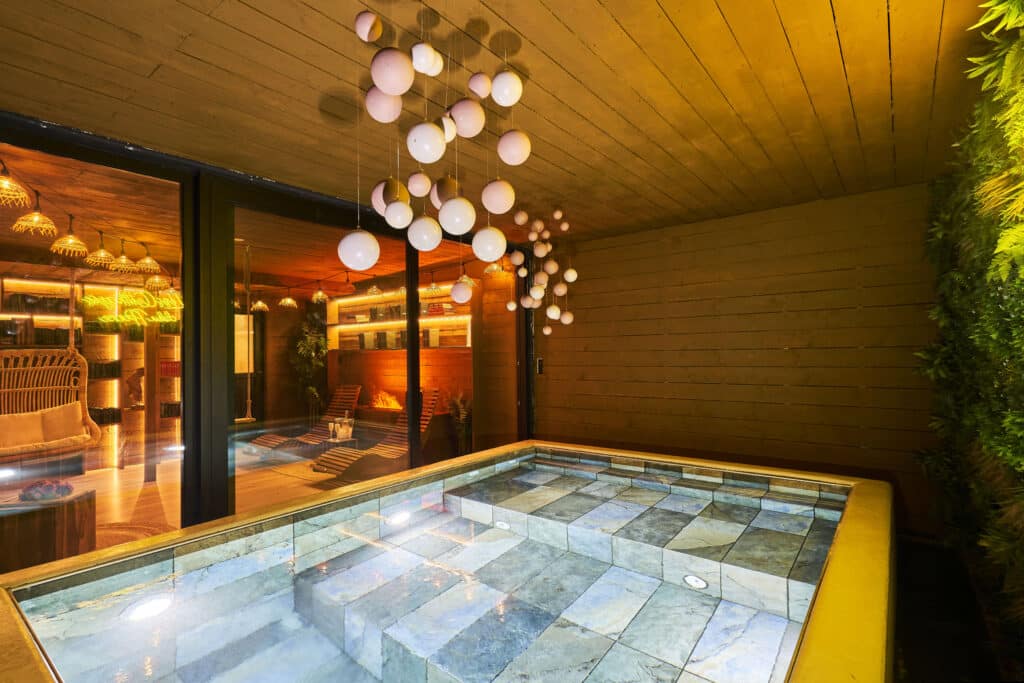 Spa du cottage scandinave avec bassin chauffé et éclairage suspendu
