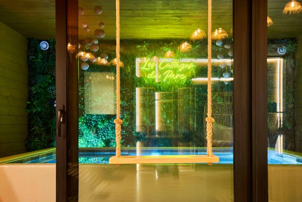 Piscine intérieure du cottage scandinave avec mur végétalisé