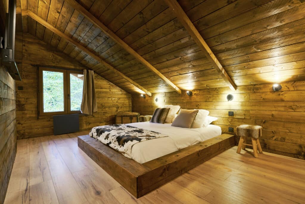 Chambre du cottage Courchevel avec lit double et poutres apparentes