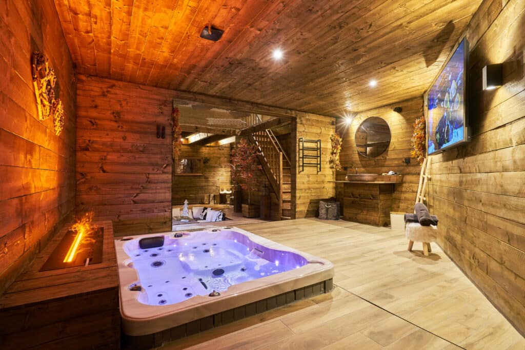 Spa jacuzzi intérieur du cottage Courchevel avec lumière tamisée