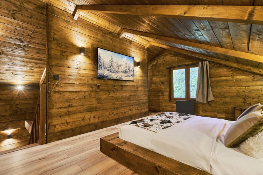 Chambre du cottage Courchevel avec lit double et tableau mural décoratif