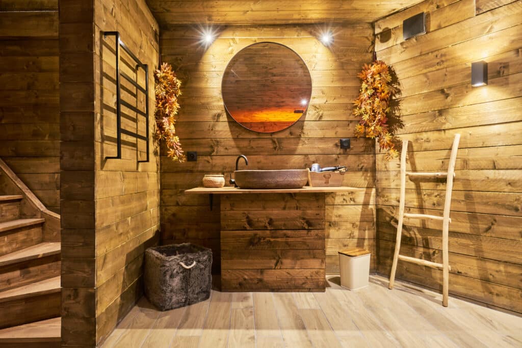 Salle de bain du cottage Courchevel avec vasque ronde et miroir lumineux