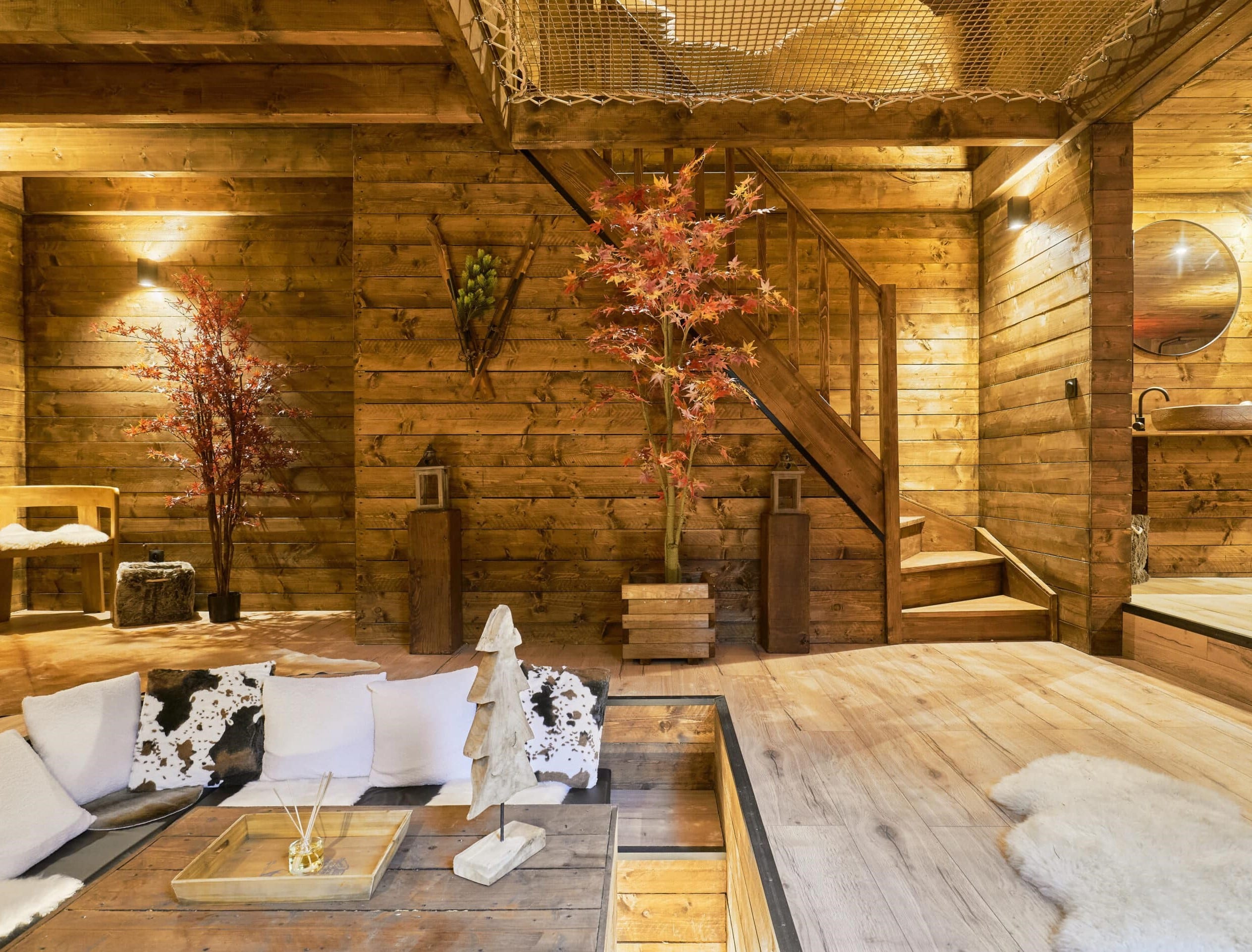 Salon en bois du cottage Courchevel avec table basse et décoration florale