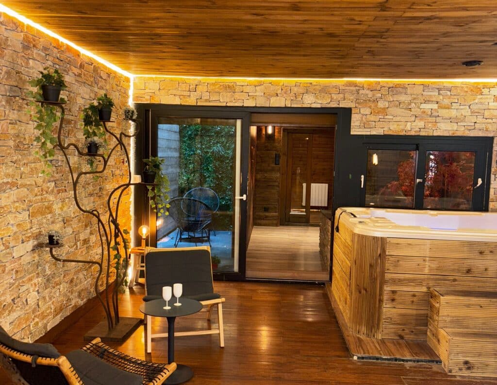 Spa privatif du cottage suédois avec lumière d’ambiance et décor naturel