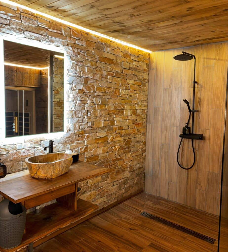 Salle de bain du cottage suédois avec douche italienne et vasque en pierre