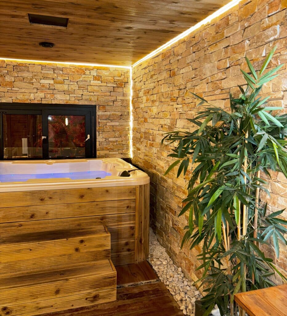 Spa privatif du cottage suédois entouré de bois et de plantes vertes