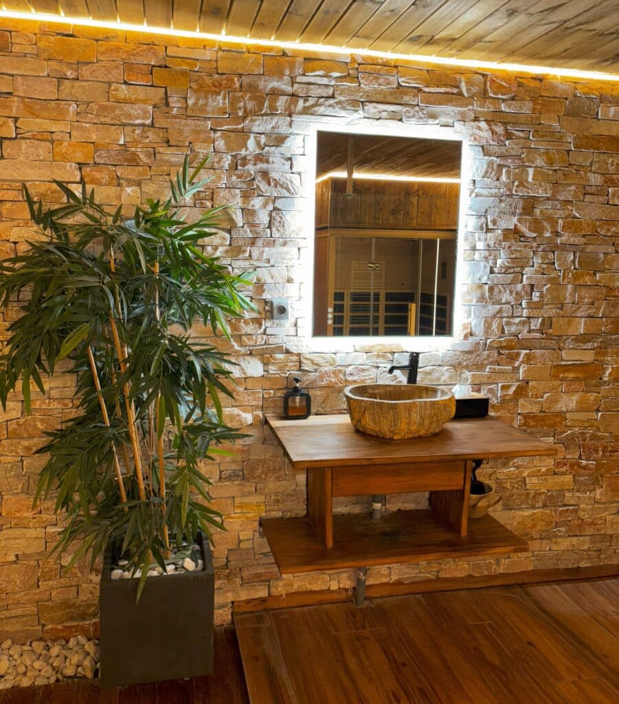 Salle de bain du cottage suédois avec vasque en pierre et miroir lumineux