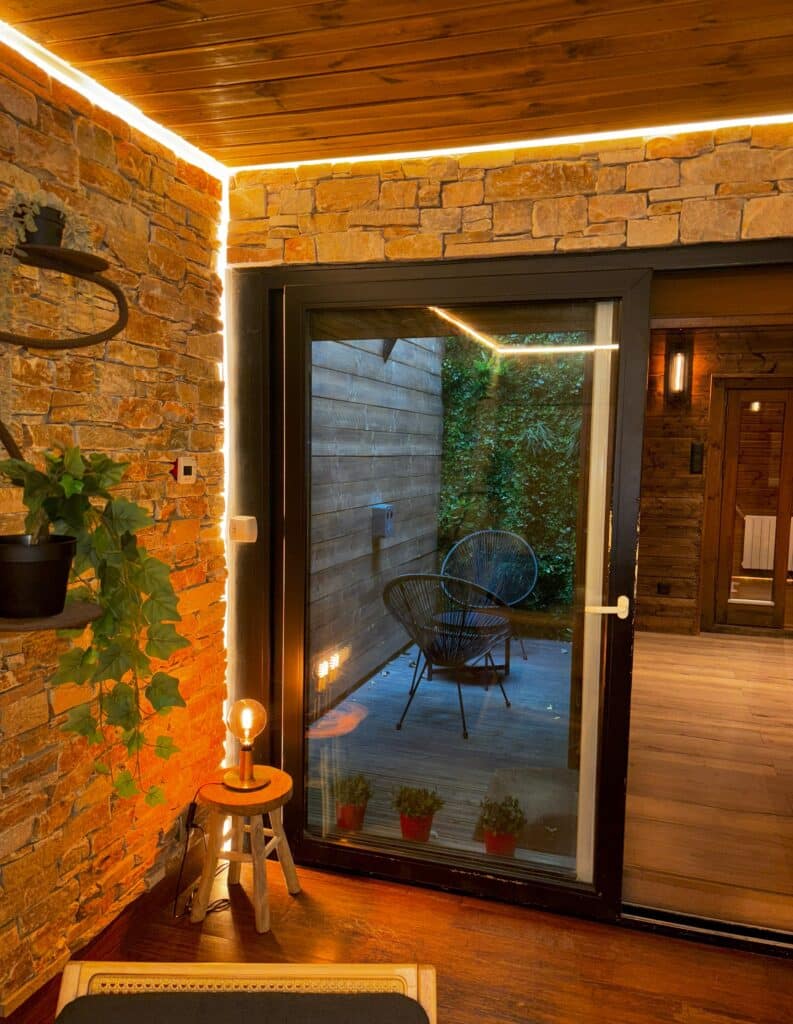 Entrée vitrée du cottage suédois donnant sur la terrasse extérieure