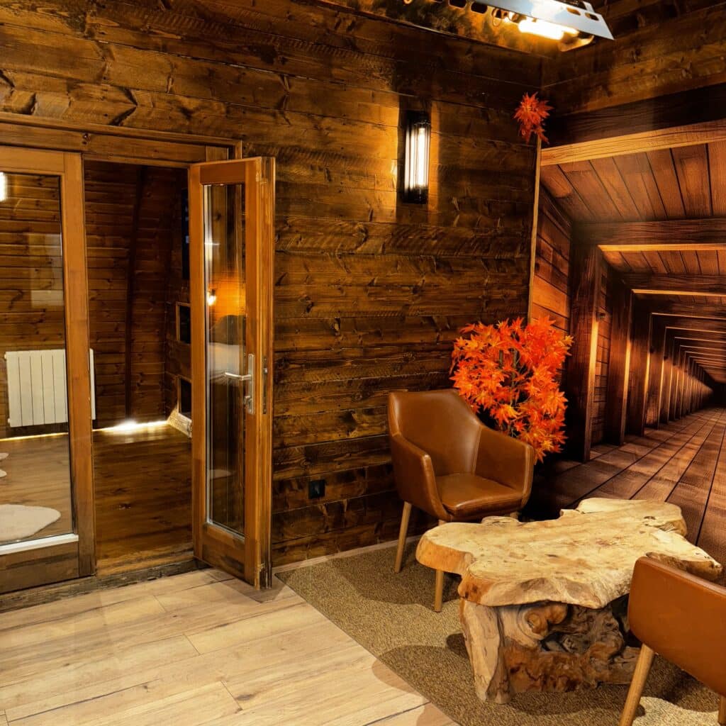 Coin salon du cottage suédois avec fauteuils et table basse